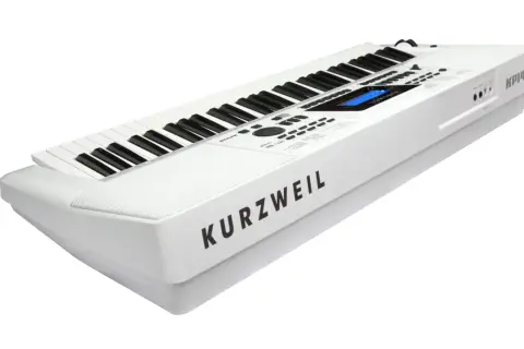 Biały keyboard Kurzweil KP140, idealny do nauki gry na keyboardzie. Posiada czarne i białe klawisze oraz niebieski wyświetlacz.