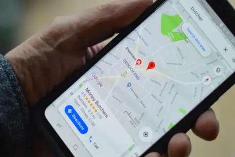Darmowa nawigacja samochodowa na telefonie pokazuje drogę do rzeźnika Morley Butchers.