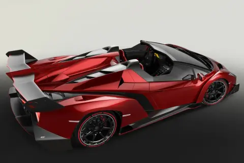 Czerwony, otwarty Lamborghini Veneno z czarnymi akcentami i masywnym spojlerem.