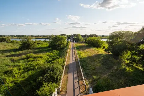 Ścieżka rowerowa wzdłuż rzeki, idealna na odkrywanie tras rowerowych zachodniopomorskich.