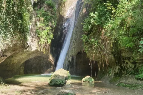 Cascata nascosta, ideale per le tue passeggiate Verona e dintorni. Acqua cristallina e vegetazione lussureggiante creano un'oasi di pace.