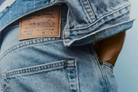 Zbliżenie na metkę jeansów Levi's z napisem "Made in Japan". Zastanawiasz się, jak często prać jeansy, by zachowały swój wygląd?