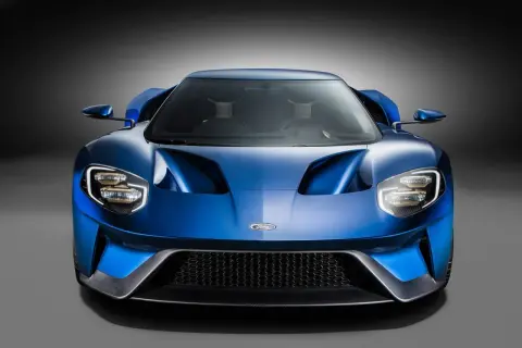 Niebieski Ford GT z bliska, z charakterystycznymi światłami LED i agresywnym grillem.