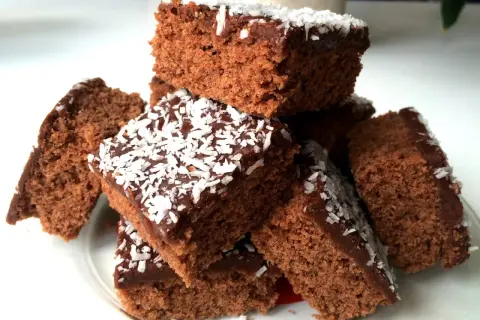 En hög med saftiga mockarutor glutenfria, toppade med chokladglasyr och kokosflingor. Perfekt för fikat!
