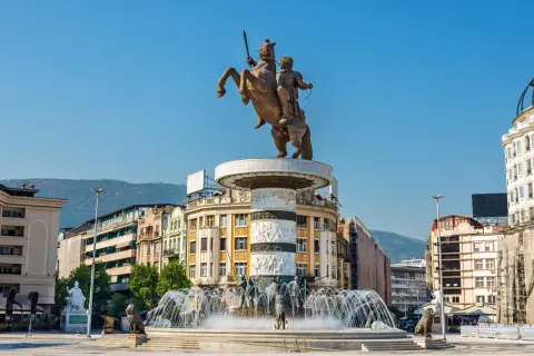 Pomnik Wojownika na koniu góruje nad placem w Skopje, stolicy Macedonii Północnej. Fontanny i lwy dodają uroku.