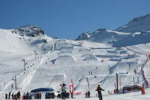 Przeszkody snowpark: poznaj rodzaje i funkcje, które musisz znać