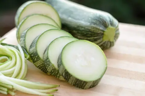 Frische Zucchini, in Scheiben geschnitten und zu Spiralen gedreht, bereit, roh gegessen zu werden.