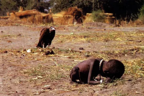 Een uitgehongerd kind, met een aasvogel op de achtergrond. Een schrijnend beeld, misschien wel de mooiste foto ooit gemaakt, die de realiteit van hongersnood toont.