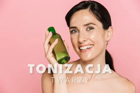 Uśmiechnięta kobieta prezentuje tonik do twarzy. Jej skóra lśni zdrowiem, a zielona buteleczka podkreśla naturalność pielęgnacji.