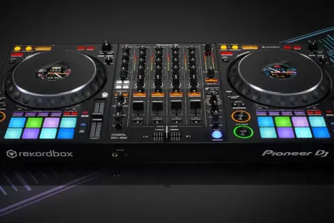 Na czym gra DJ? Odkryj niezbędny sprzęt do miksowania muzyki