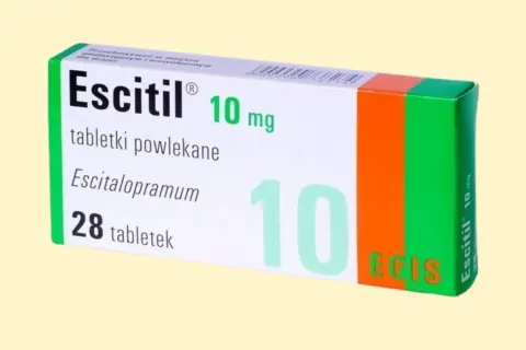 Opakowanie leku Escitil 10 mg, zawierające 28 tabletek powlekanych escitalopramu. Przed zastosowaniem należy zapoznać się z ulotką dotyczącą możliwych skutków ubocznych.