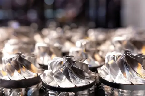 Metalowe wirniki turbosprężarek, błyszczące i precyzyjne. Zastanawiasz się, dlaczego turbina świszczy na niskich obrotach? To może być kwestia ich wyważenia.