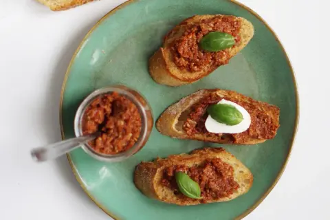 Pesto pomidorowe: do czego pasuje? Odkryj 20+ inspiracji!
