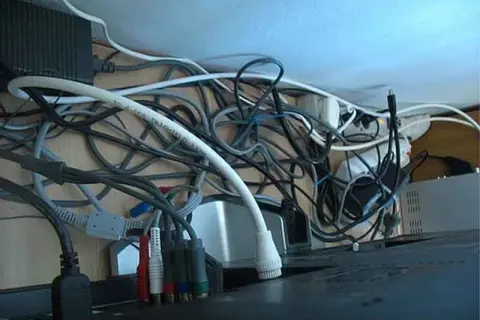 Jak uporządkować kable za telewizorem i uniknąć bałaganu w domu
