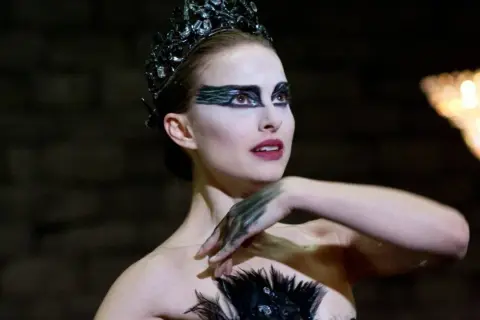 Natalie Portman w filmie "Czarny Łabędź" w roli Niny, z charakterystycznym makijażem i koroną.