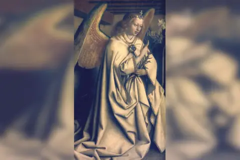 Archanioł Gabriel w białej szacie, z koroną na głowie i gałązką lilii w dłoni, klęczy w pozie pełnej łaski.