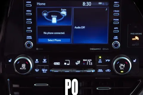 Panel klimatyzacji w Toyocie Yaris. Jak włączyć chłodzenie? Sterowanie temperaturą i nawiewem znajduje się poniżej ekranu.