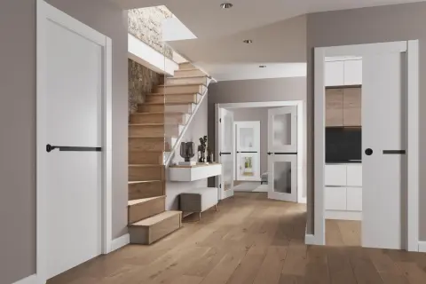 Instalar puerta corredera moderna en un recibidor con escaleras de madera y cocina visible.