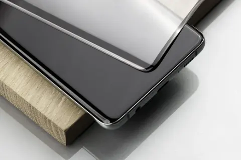 Eleganckie szkło ceramiczne czy hartowane na telefon, idealnie dopasowane do krawędzi.
