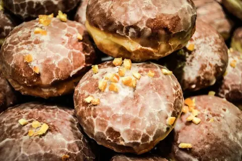 Pyszne pączki z lukrem i kandyzowanymi skórkami pomarańczy – idealne co na tłusty czwartek!