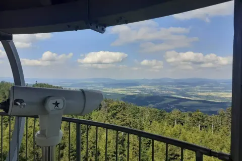 Widok z jagodna szczyt. Lornetka czeka na odkrycie krajobrazu zalesionych wzgórz i dolin.