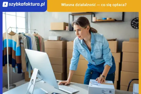 Kobieta pracuje przy komputerze w magazynie pełnym paczek. Rozpoczyna własną działalność – co się opłaca?