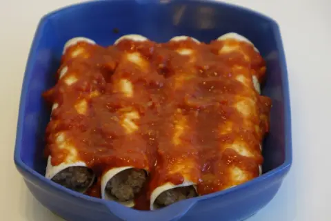 Enchiladas i blå form, redo för ugnen. Ett enkelt enchiladas recept för en god middag.