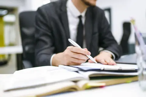 Biznesmen analizuje dokumenty związane z prokura niestandaryzowany sekurytyzacyjny fundusz inwestycyjny zamknięty.