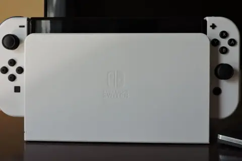 Biała konsola Nintendo Switch z dokiem do podłączenia do TV.
