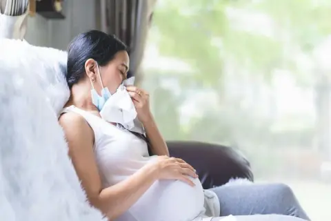 Alergia w ciąży: czy szkodzi dziecku? Bezpieczne leczenie i porady