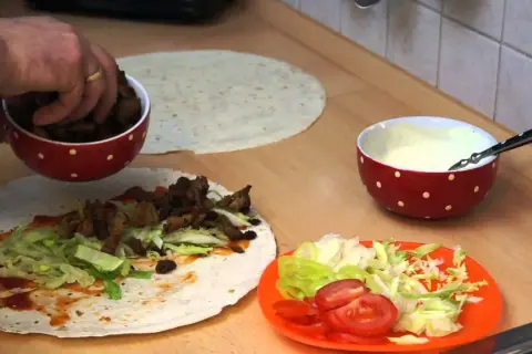 Jak zwinąć kebab w tortilli? Stabilny wrap bez wycieków!