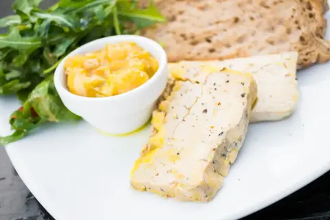 Tranches de foie gras au Cookeo en terrine, servies avec une compotée de fruits et une salade verte. Un délice !