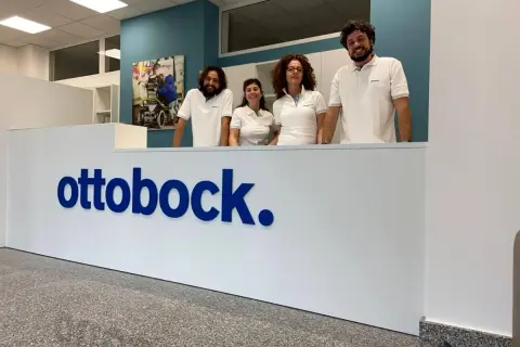Team Ottobock, leader nelle soluzioni ortopediche, accoglie i clienti con un sorriso.