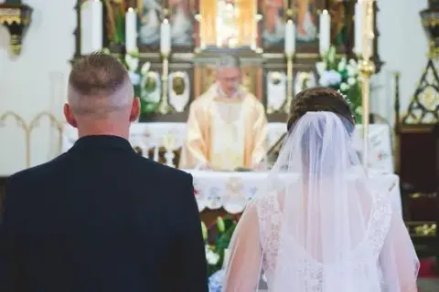 Ślub kościelny: Ile kosztuje? Ile naprawdę wynosi "co łaska"?
