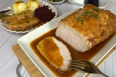 Jak dusić schab, aby uzyskać soczyste i aromatyczne mięso