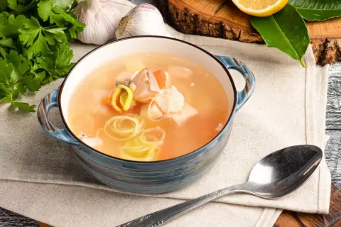 Prawdziwa zupa rybna z głów, pełna kawałków ryby, warzyw i aromatycznych przypraw. Idealna na chłodne dni.