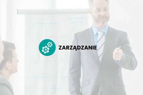 Szkolenie z zarządzania i etyki w biznesie. Mężczyzna w garniturze prezentuje schemat na tablicy.