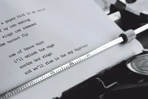 Wiersz o nocy, pisany na maszynie, opowiada o uwolnieniu skrzydlatego serca.