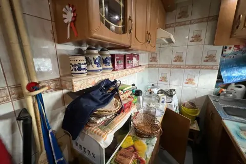 Kuchnia w stylu retro, gdzie chorobliwe bałaganiarstwo tworzy artystyczny nieład. Słoje, fartuch, koszyki i sprzęty kuchenne tworzą chaotyczną, ale swojską atmosferę.
