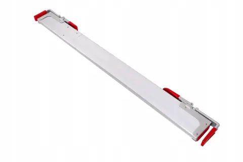 Aluminiowa belka spinająca z czerwonymi uchwytami, na białym tle.