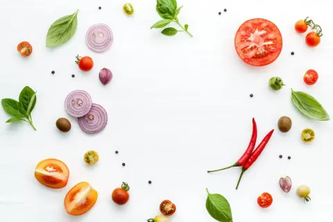 Składniki na pizzę: pomidory, cebula, czosnek, papryczki chili, oliwki, bazylia i pieprz. Idealne zioła do pizzy!