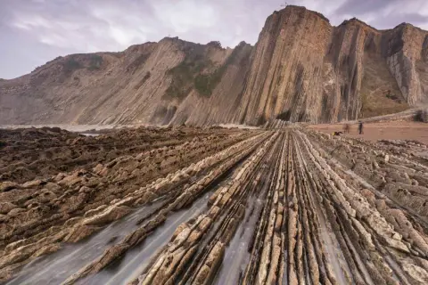 Impresionante playa de Zumaia, España, con formaciones rocosas que parecen sacadas de Juego de Tronos.