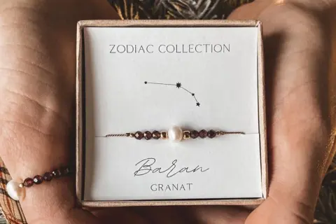Bransoletka z symbolem Barana i granatem, część kolekcji ZODIAC COLLECTION.
