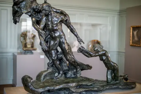 Dynamiczne dzieła Camille Claudel: walka postaci, jedna wyciąga ręce do drugiej.