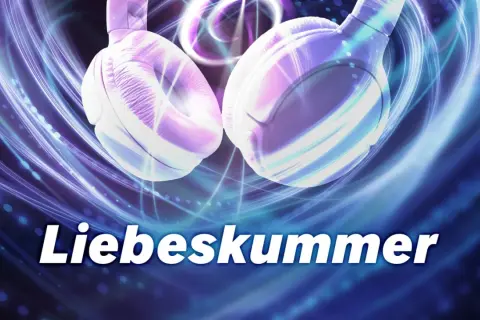 Kopfhörer im lila-blauen Lichtwirbel, die zum Soundtrack von Liebeskummer-Liedern passen.