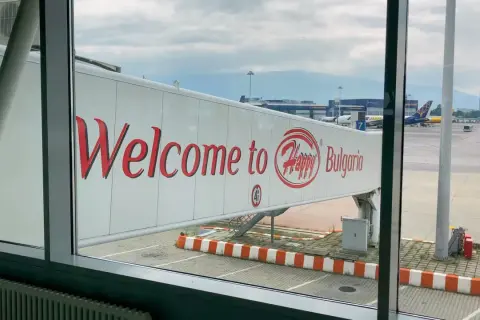 Witamy w Bułgarii! Czas na wakacje, a pytanie "ile się leci do Bułgarii" znika, gdy widzisz ten napis na rękawie lotniskowym.