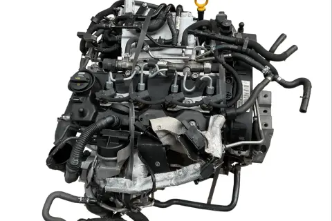 Motor diésel complejo, que explica qué significa TDI en un coche. Múltiples mangueras, cables y componentes metálicos.