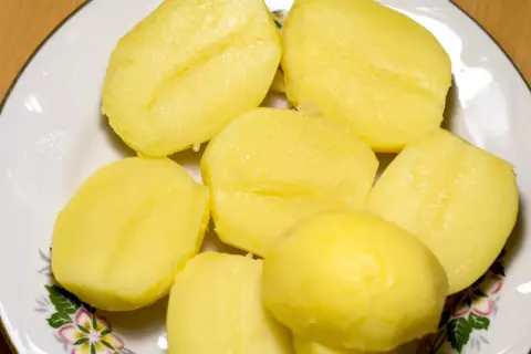 Gotowane ziemniaki na talerzu. Czy cukrzyk może jeść ziemniaki? Tak, ale z umiarem i w odpowiedniej formie.