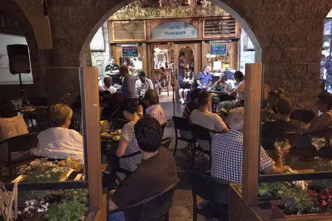 Gente disfrutando en Chez Claudine, uno de los mejores restaurantes Jaca, con música en vivo y ambiente acogedor.