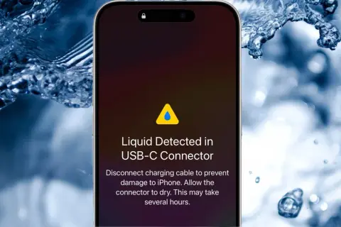 iPhone wpadł do wody, ale działa. Wyświetla komunikat o wykryciu płynu w złączu USB-C i zaleca wysuszenie.